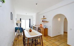 B82 - Lacobrigense Flat In Lagos